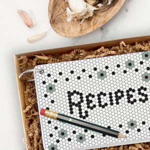 Handy Ring-bound Recipe Card Booklet: Organize Your Culinary Creations with Ease.