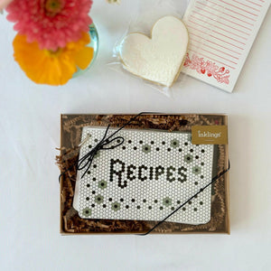 Handy Ring-bound Recipe Card Booklet: Organize Your Culinary Creations with Ease.